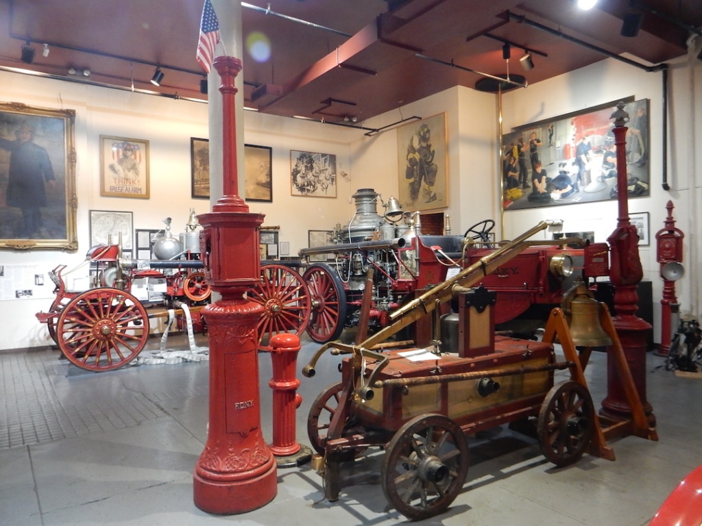 Anciens véhicules de pompiers dans le New York City Fire Museum