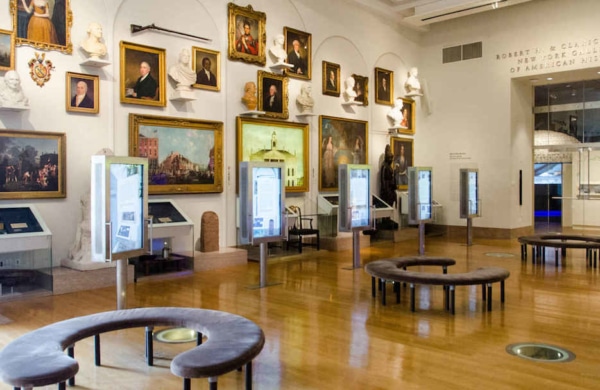 Salle remplie de tableaux et autres œuvres d'art au New York Historical Society