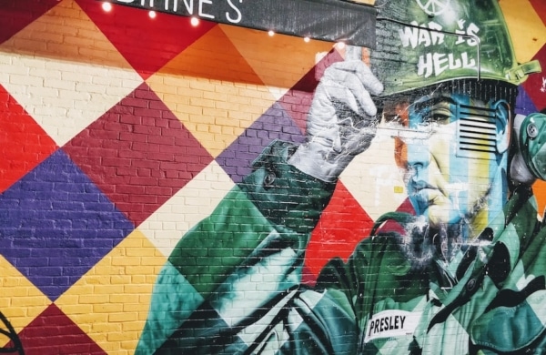 Œuvre de street art colorée représentant Elvis Presley en soldat