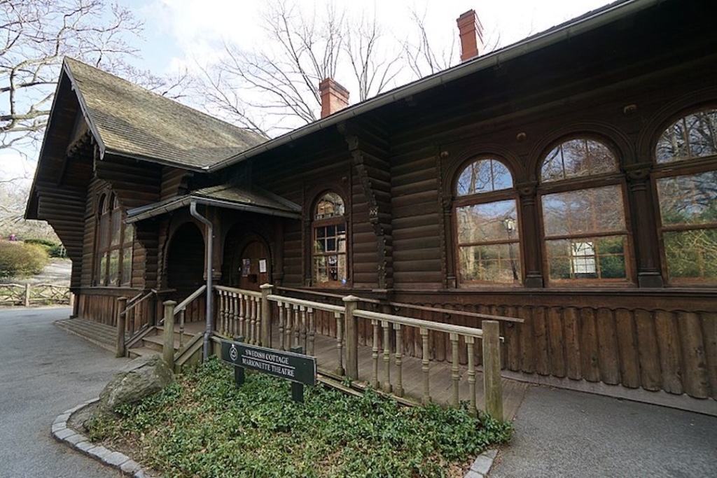 Extérieur du théâtre de marionnette à Central Park