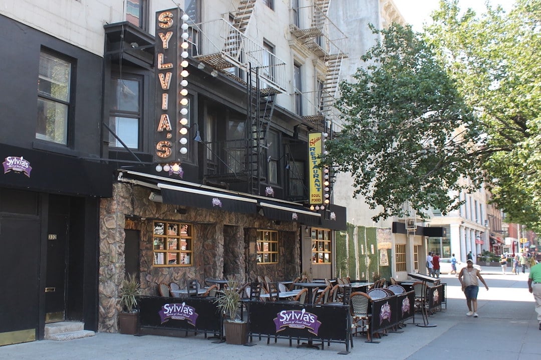 Extérieur du restaurant Sylvia's à Harlem