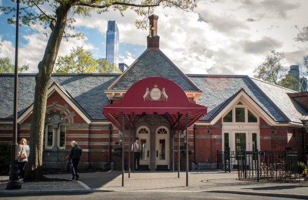 Entrée rouge pour le restaurant Tavern on the Green à Central Park