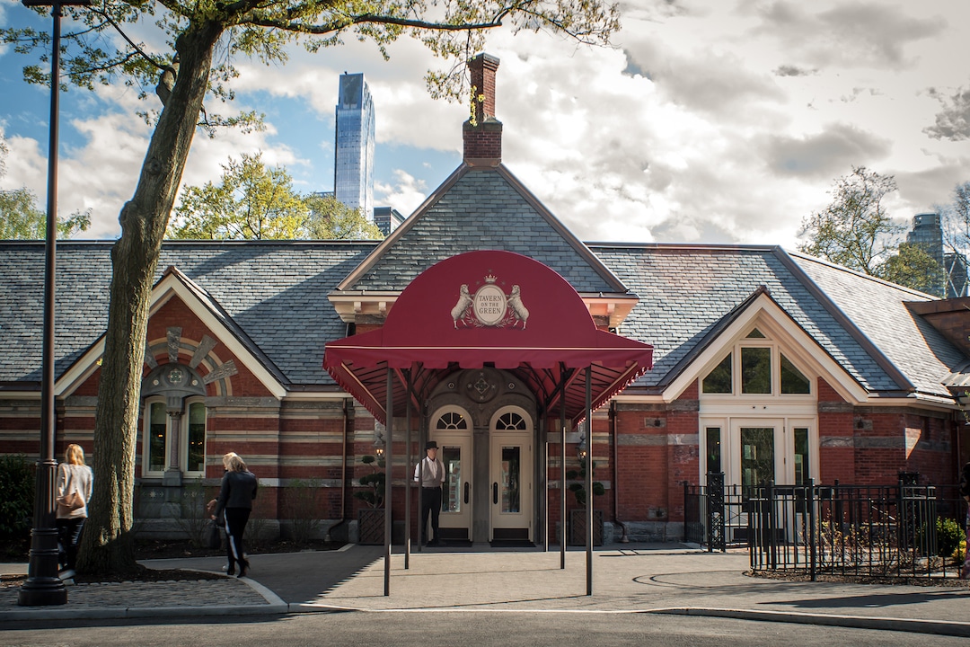 Entrée rouge pour le restaurant Tavern on the Green à Central Park