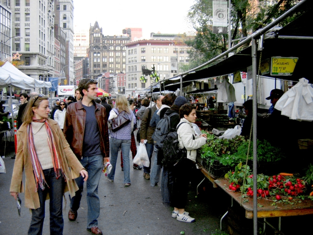 Personnes se promenant dans un marché à New York