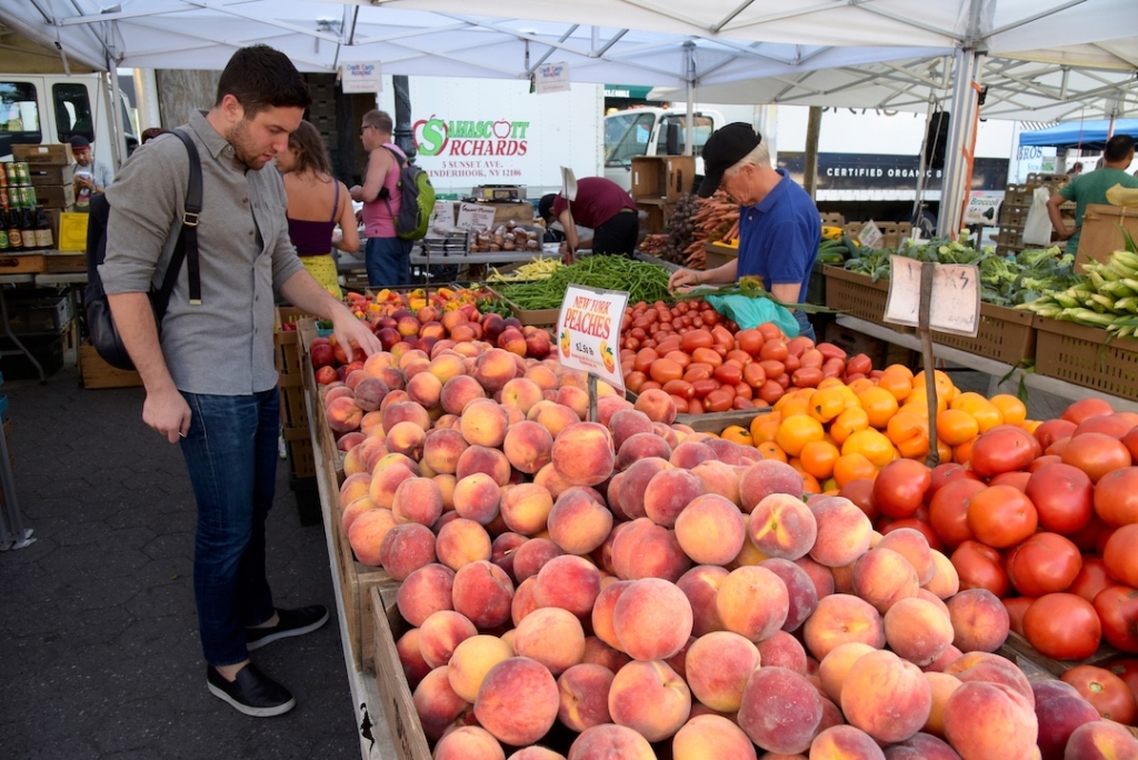 Stands de pêche et autres fruits et légumes dans un marché à New York