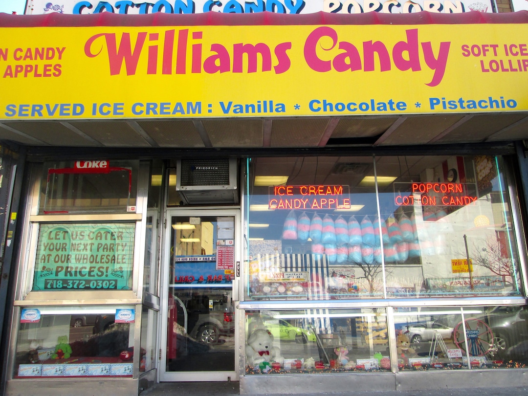 Devanture jaune et rouge de la boutique de bonbons à Coney Island