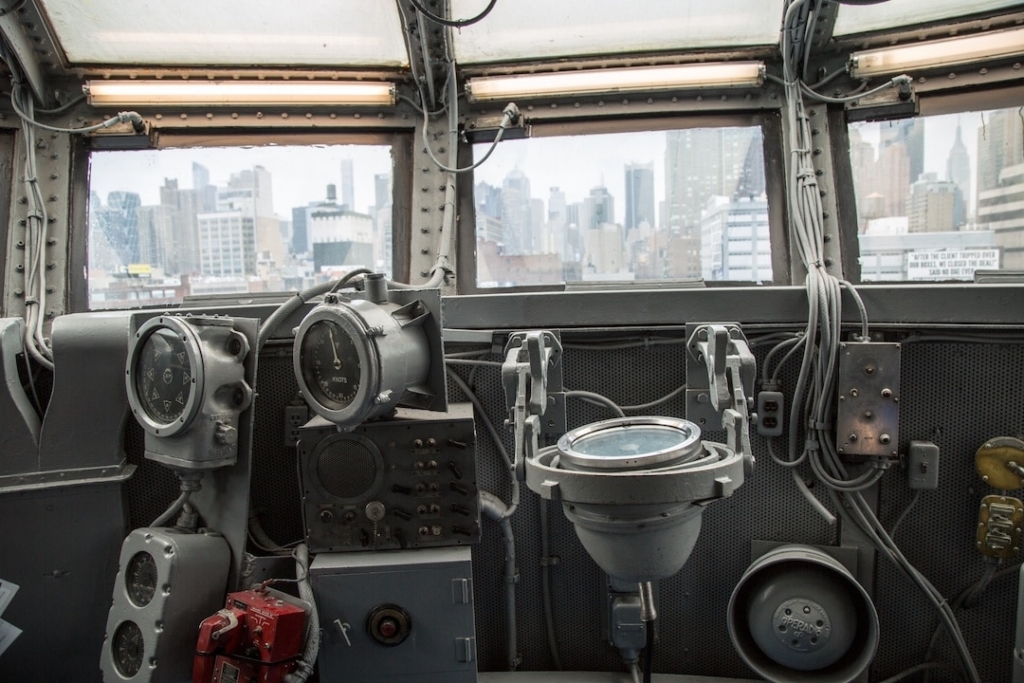 Intérieur d'une salle de contrôle dans le musée de l'Intrepid à New York