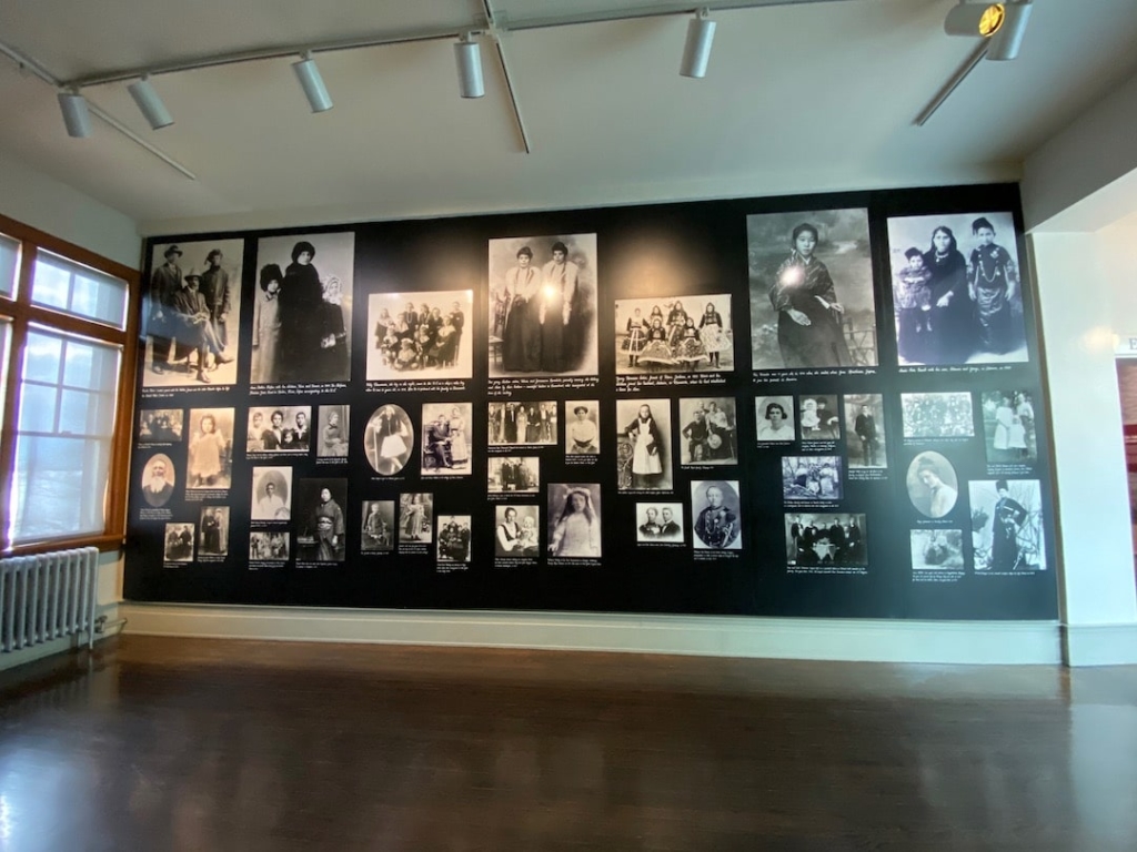 Panneaux avec photos en noir et blanc des immigrés arrivant à Ellis Island dans le musée de l'île