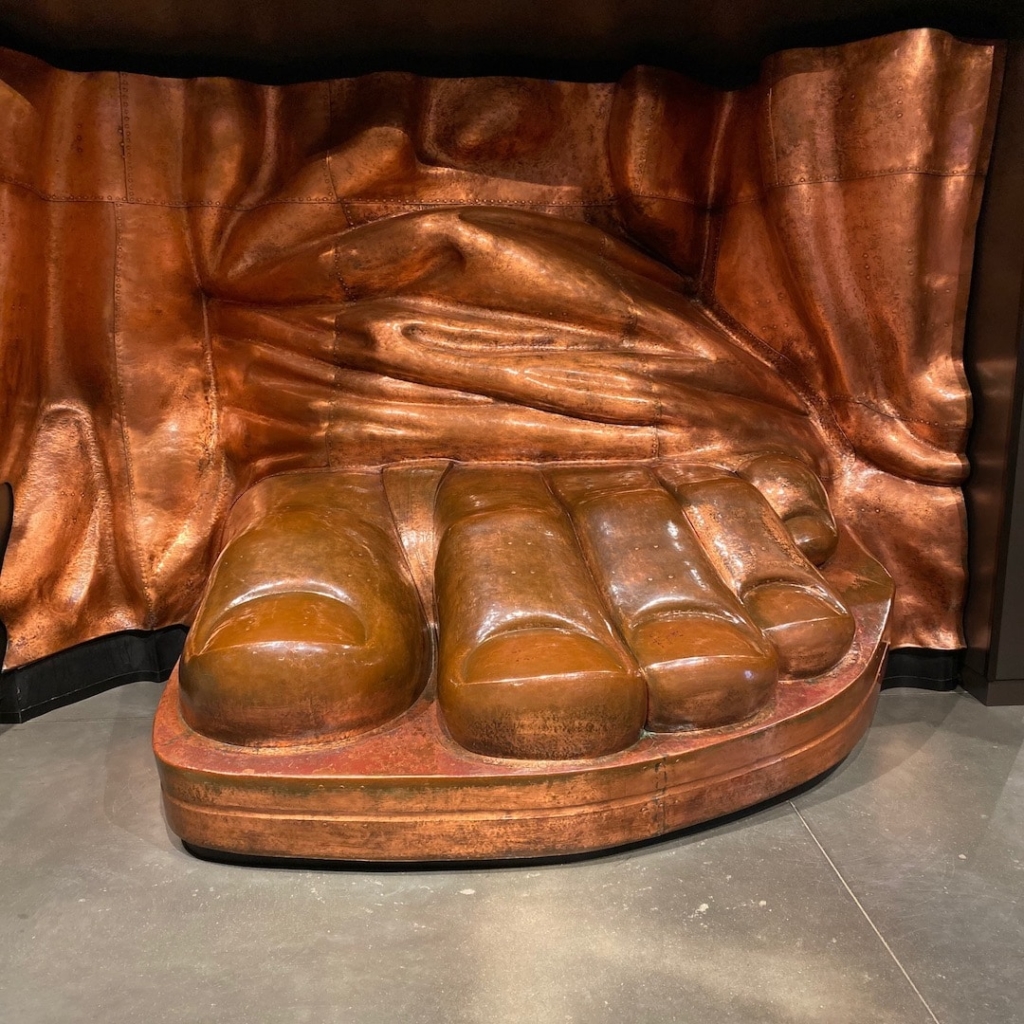 Pied d'une statue en bronze dans le musée de la Statue de la Liberté