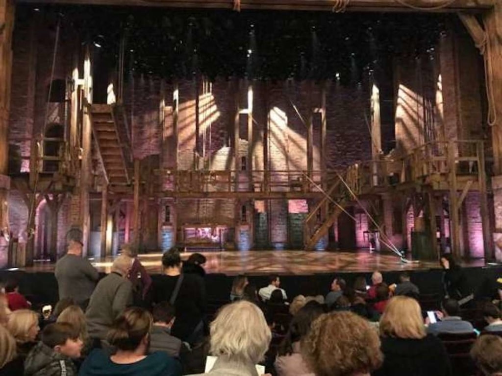 Vue de la scène du théâtre depuis l'orchestre pour Hamilton à Broadway