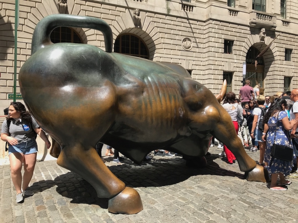 Le taureau de Wall Street à New york vue de côté