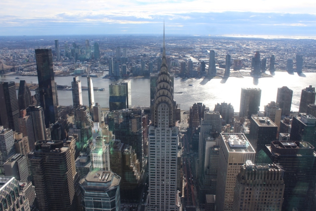 Vue du Chrysler Building et l'East River depuis le One Vanderbilt Summit