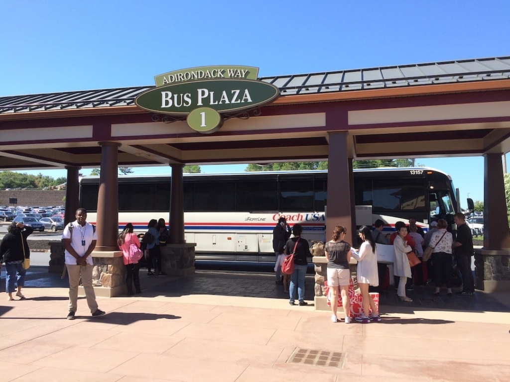 Arrêt de bus au centre commercial Woodbury Common Premium Outlets