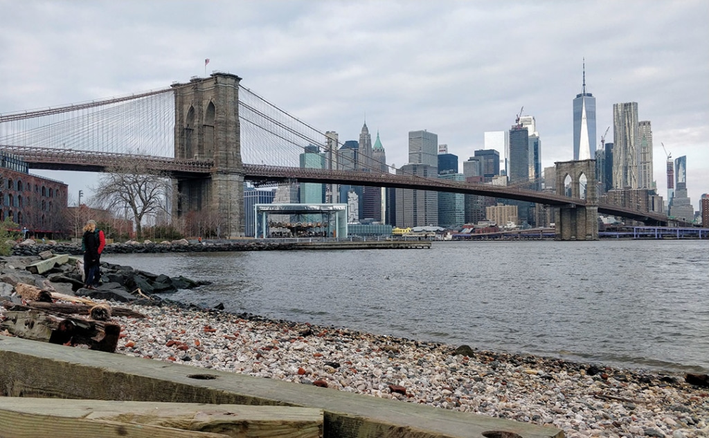 Brooklyn Bridge Park, NYC rivière East River avec vue skyline