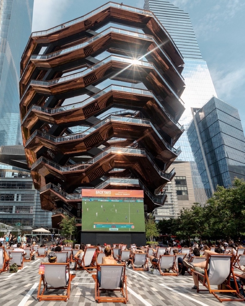 Projection de match de foot devant The Vessel à New York