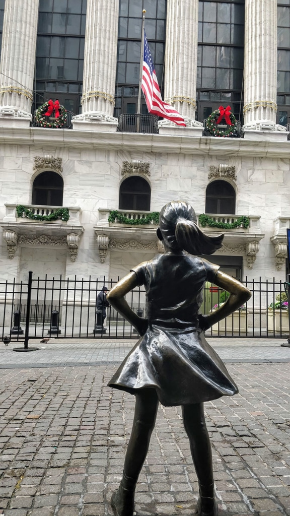 La statue de la "Fearless Girl" à Wall Street, NYC sculpture jeune fille intrépide