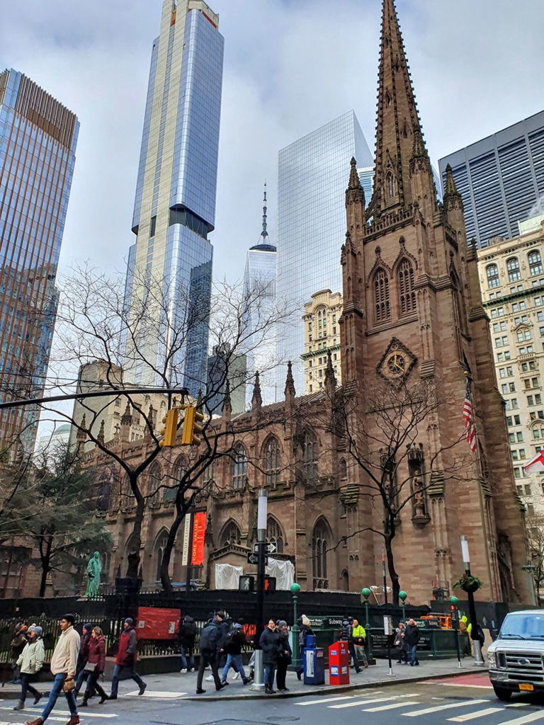 Trinity Church à Wall Street, New York : une église emblématique du quartier financier.