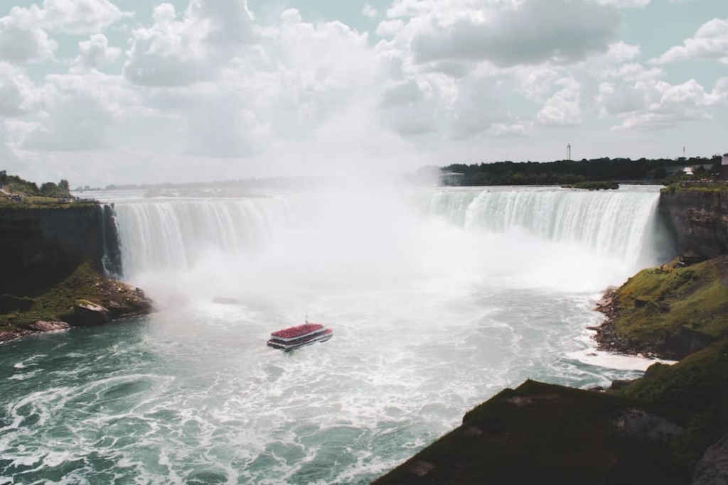 Chutes du Niagara avec bateau entre les cascades