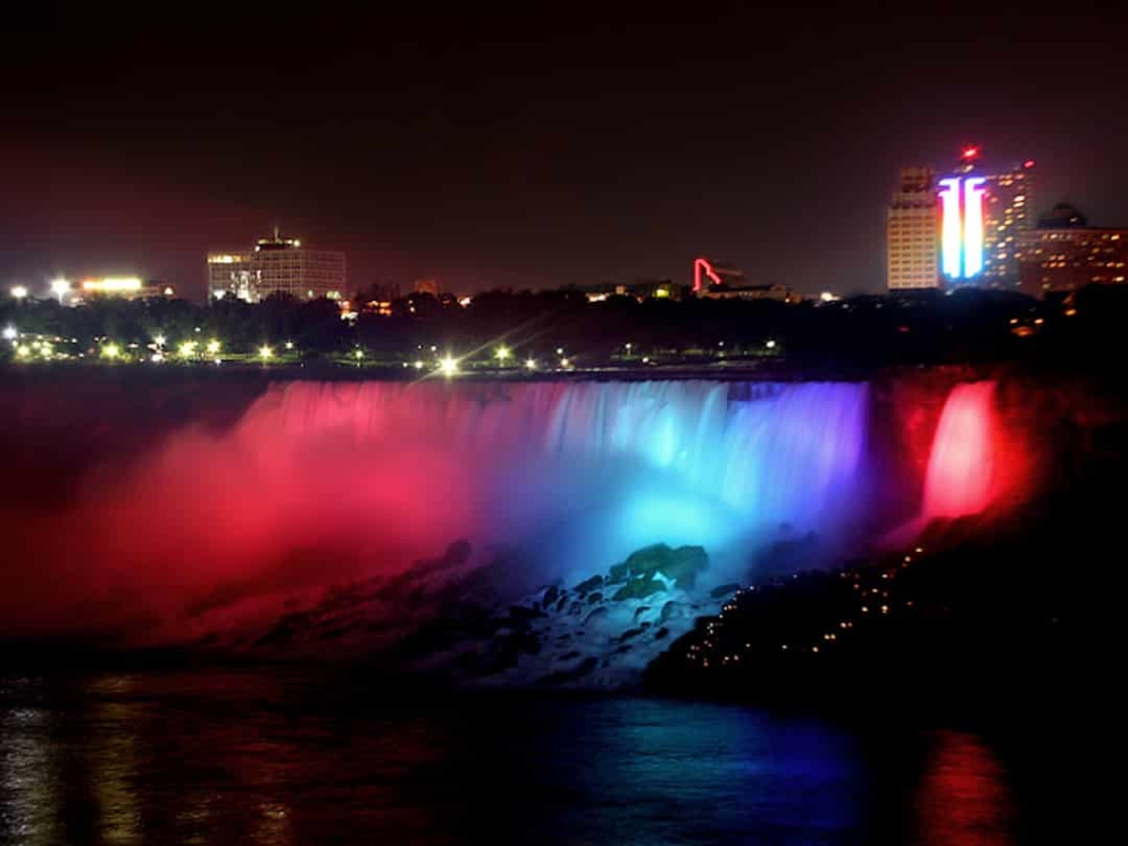 Chutes du Niagara de nuit avec spectacle de lumières