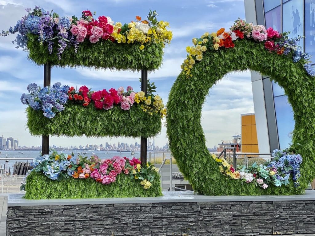 Installations florales à Empire Outlets à Staten Island