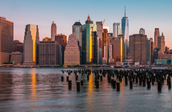 Old Pier 1 au Brooklyn Bridge Park avec la skyline de Manhattan en arrière plan