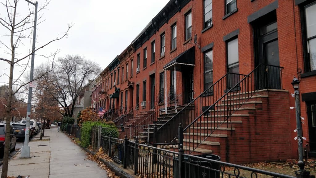 Entrée du Airbnb à Bed-Stuy, Brooklyn, offrant un hébergement confortable pour une expérience de séjour unique à New York