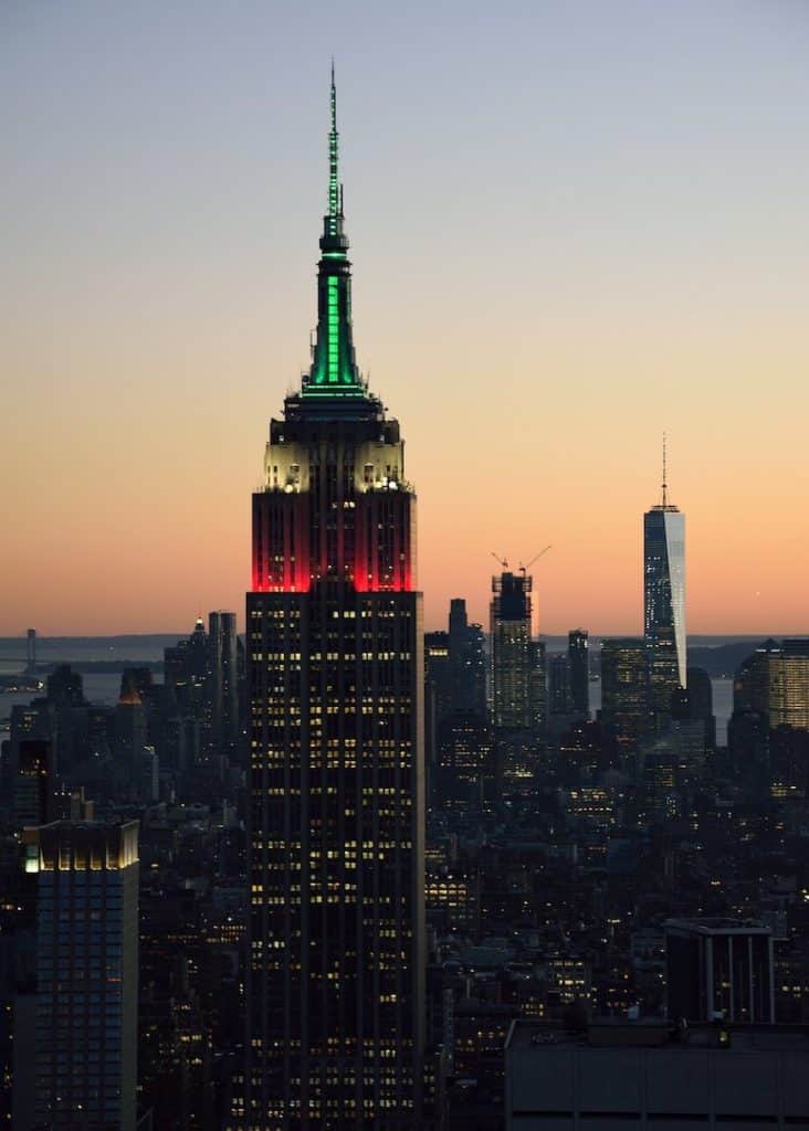 Empire State Building aux couleurs du drapeau italien au coucher de soleil