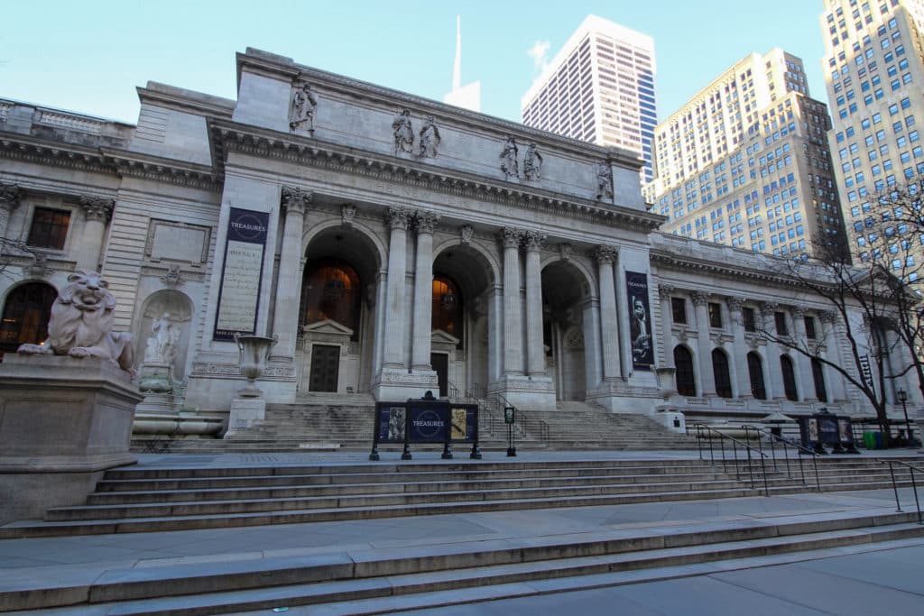 La majestueuse New York Public Library, un lieu emblématique de la culture et de la connaissance à New York