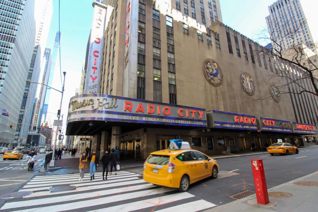 Radio City Music Hall à New York avec un taxi jaune qui passe