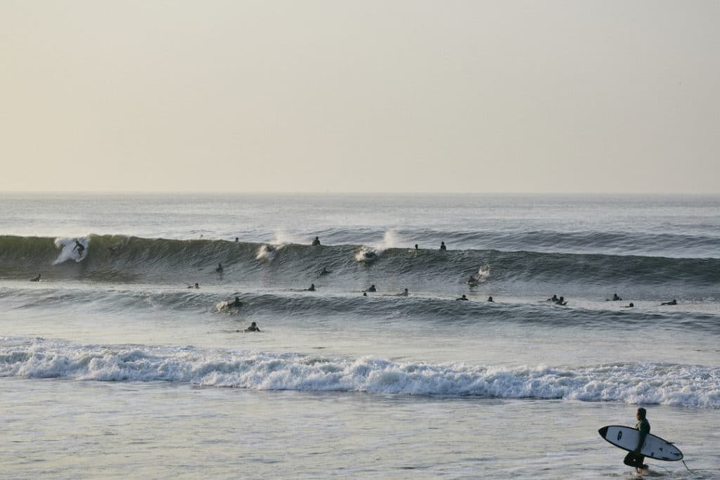 Surfeurs à Rockaway Beach