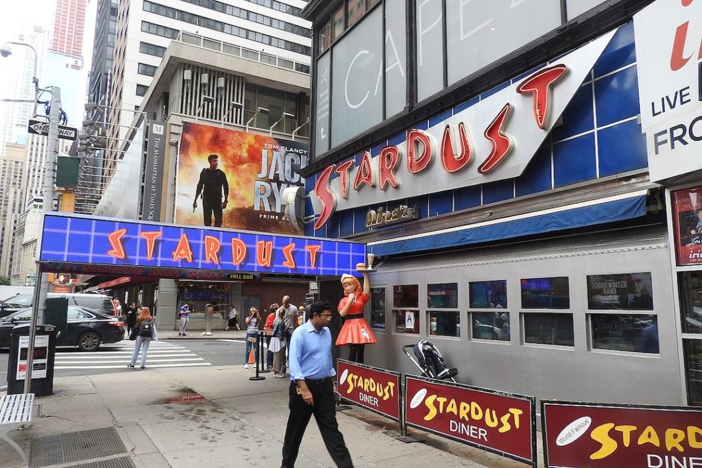 Devanture du restaurant Ellen's Stardust Diner à New York