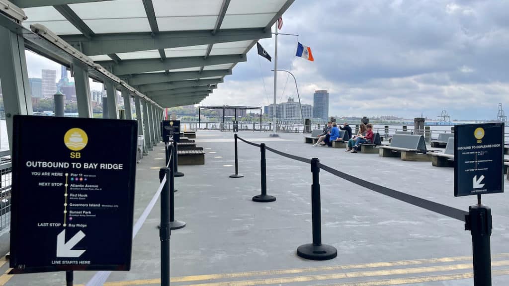 File d'attente pour embarquer sur un NYC Ferry à New York