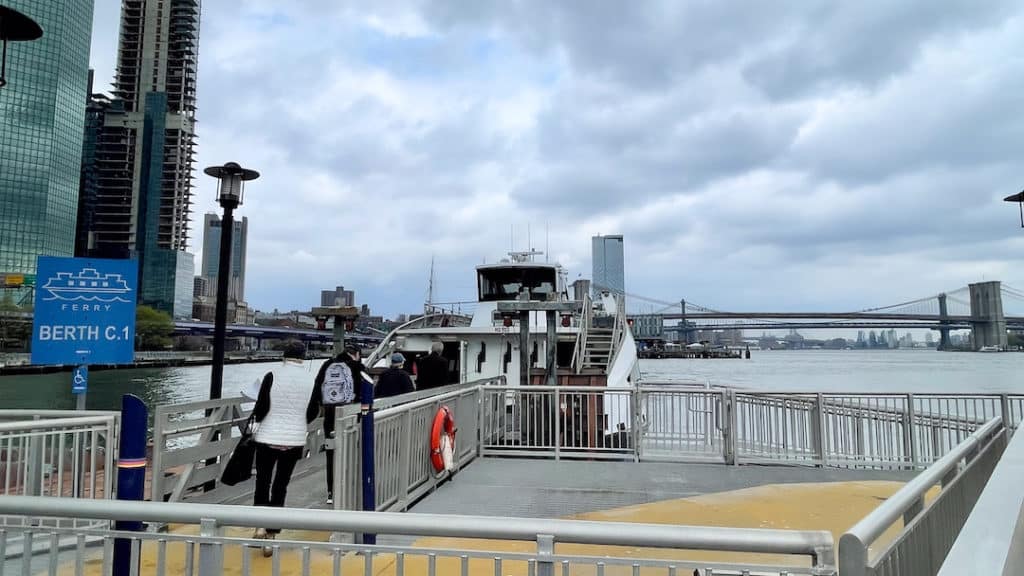 Embarquement sur le NYC Ferry à New York